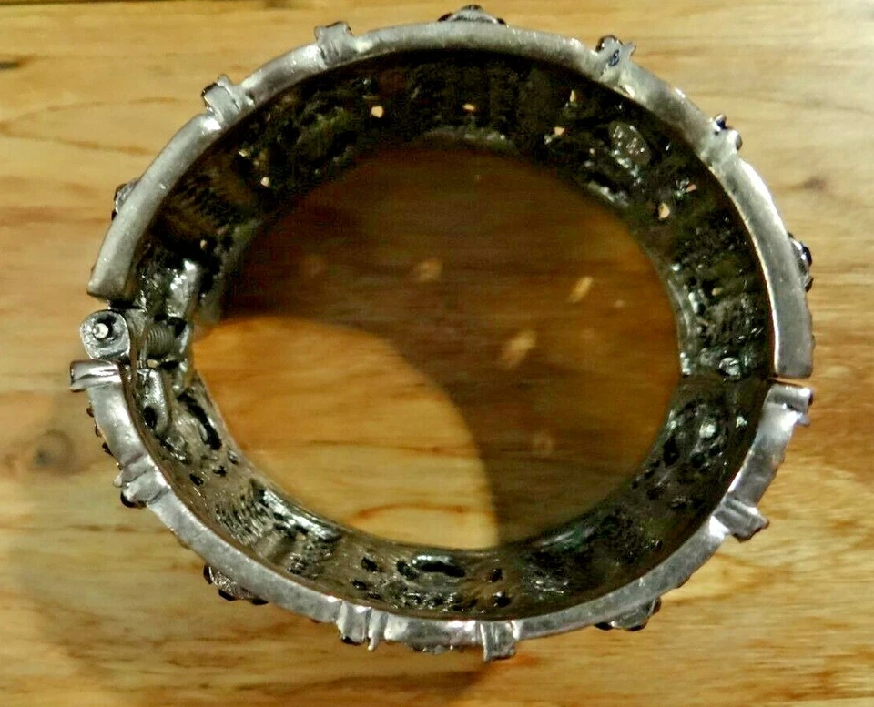 Brazalete con bisagras apilable con reliquias de metal con pedrería negra Foto 3 de 4