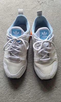 Adidas ZX 700 HD Sneakers sind vom legendären Retro-Laufschuhstil der 80er Jahre - Bild 1 von 4