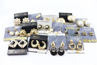 Orecchini firmati Monet Trifari marca tono oro simulato perla x 15