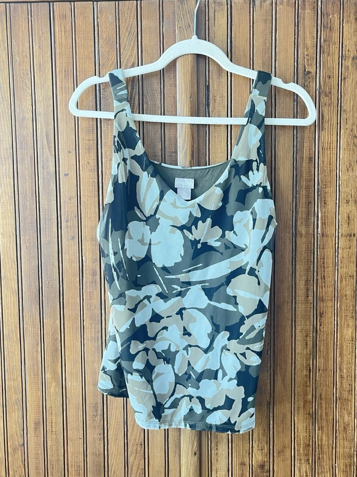 CÁRDIGAN Y TANQUE DE MALLA CAMO CHICO'S OLIVA ~ MANGA LARGA ~ CUELLO EN V Talla 1p Pequeño 2 piezas Foto 2 de 4