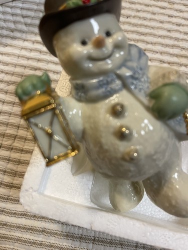 LENOX CLASSICS "Snowy Journey" Schneemann" Figur mit Laterne und blauem Schal - Bild 7 von 7