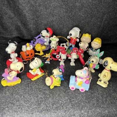 vintage set 18 Snoopy Peanuts collection1958-1966-2012
