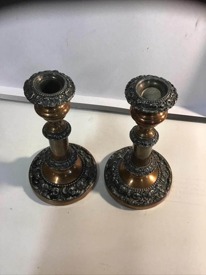 Par de candelabros antiguos de metal mezclado diseños de cobre y plata Foto 2 de 4