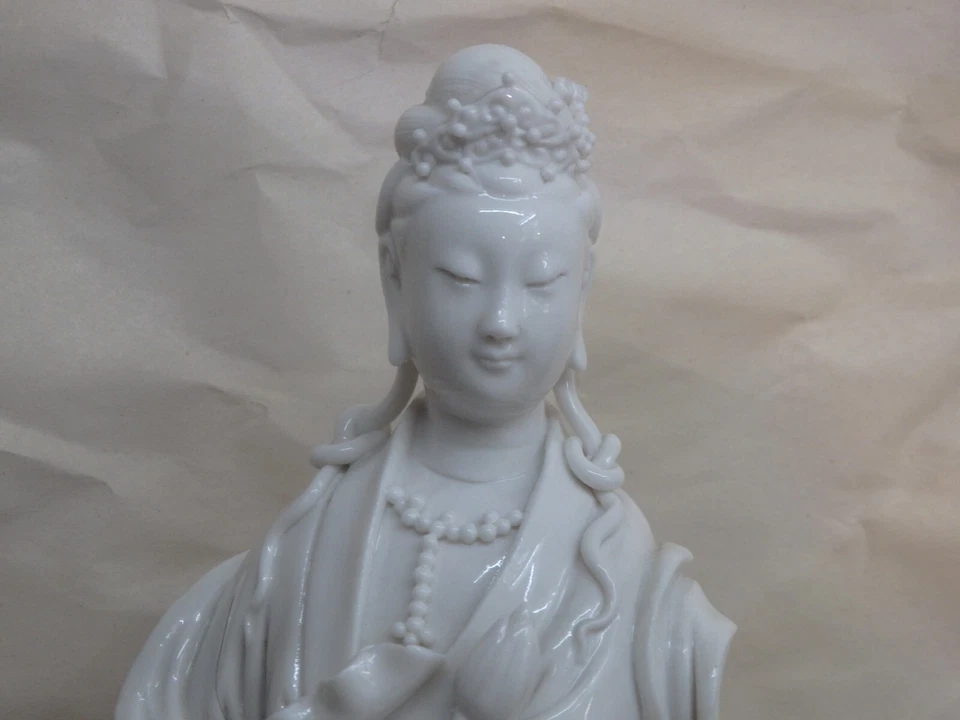 Estatua de Buda Guanyin Kwan-yin 12" Antigua Porcelana DeHua Esmalte Blanco Foto 2 de 4
