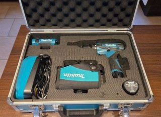 Makita DF330D 10 8V Koffer Lampe 5x Akku Ladegerät Top Zustand
