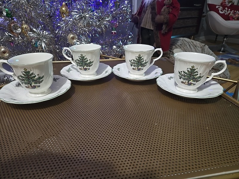 Nikko Happy Holidays Teacups & Saucers Set of 4 Footed VTG Christmas Tree Japan