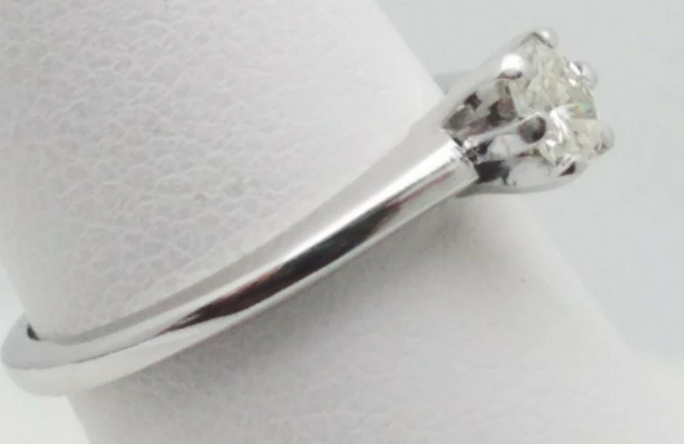 New 14kt white gold oval diamond solitaire ring .25 1/4 carat in size 5.5 - Image 2 of 4