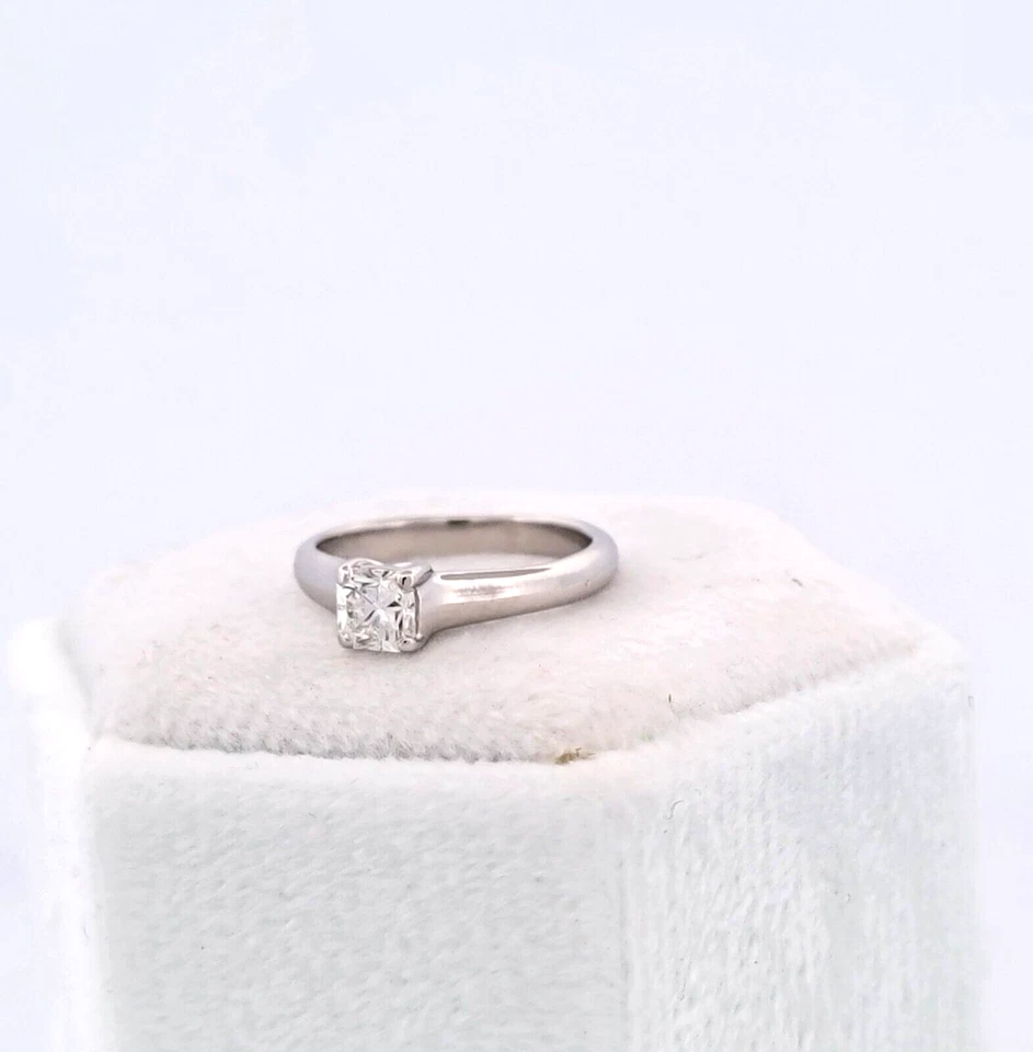 Anillo de compromiso Tiffany & Co platino Lucida © diamantes de 0,36 quilates descontinuado talla 3 Foto 3 de 4