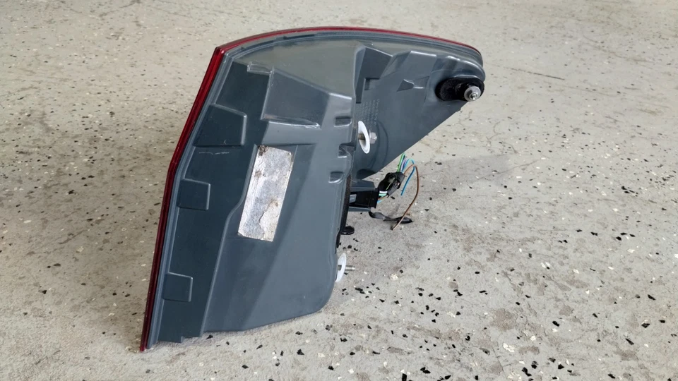 Luz trasera izquierda BMW 535i 2012 OEM con conector de enchufe Foto 4 de 4