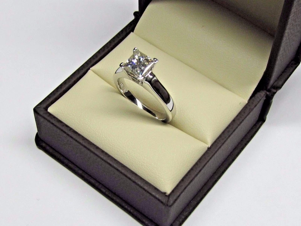 Anillo de compromiso de diamantes cultivados en laboratorio de 1,50 quilates talla princesa de oro blanco macizo de 14 quilates talla 7 Foto 2 de 4