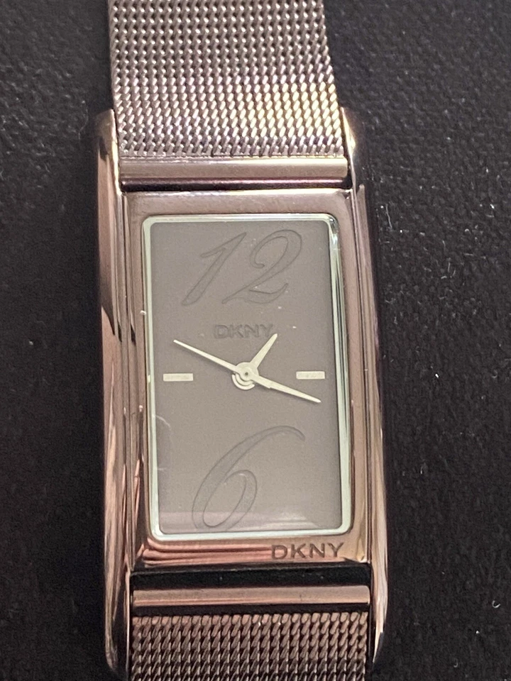 Reloj de cuarzo para mujer DKNY sin usar con instrucciones y caja Foto 2 de 4