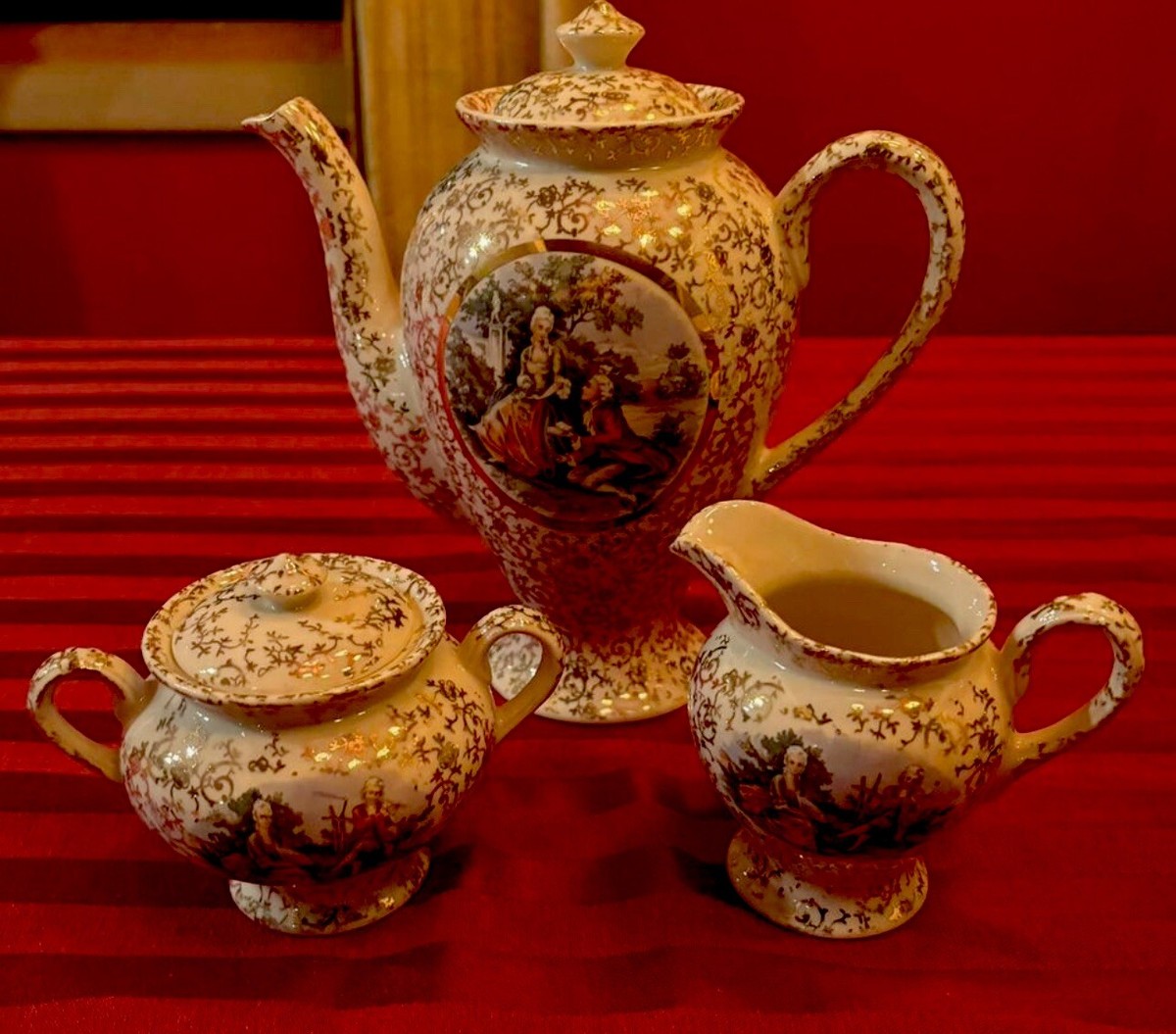 Royal China Warranted 22 Carat Gold Liberty Colonial Tea Set