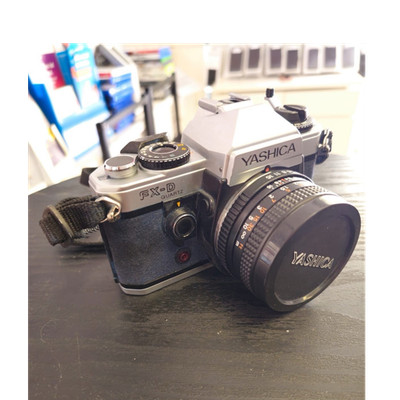 Yashica FX-D Quartz Spiegelreflexkamera Silber Schwarz mit Zubehör und Anleitung