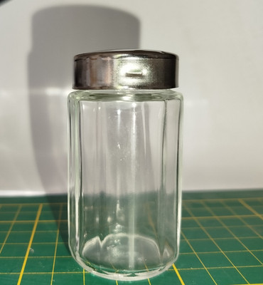 Klassischer Salzstreuer / Gewürzstreuer aus Glas mit Edelstahldeckel   Vintage