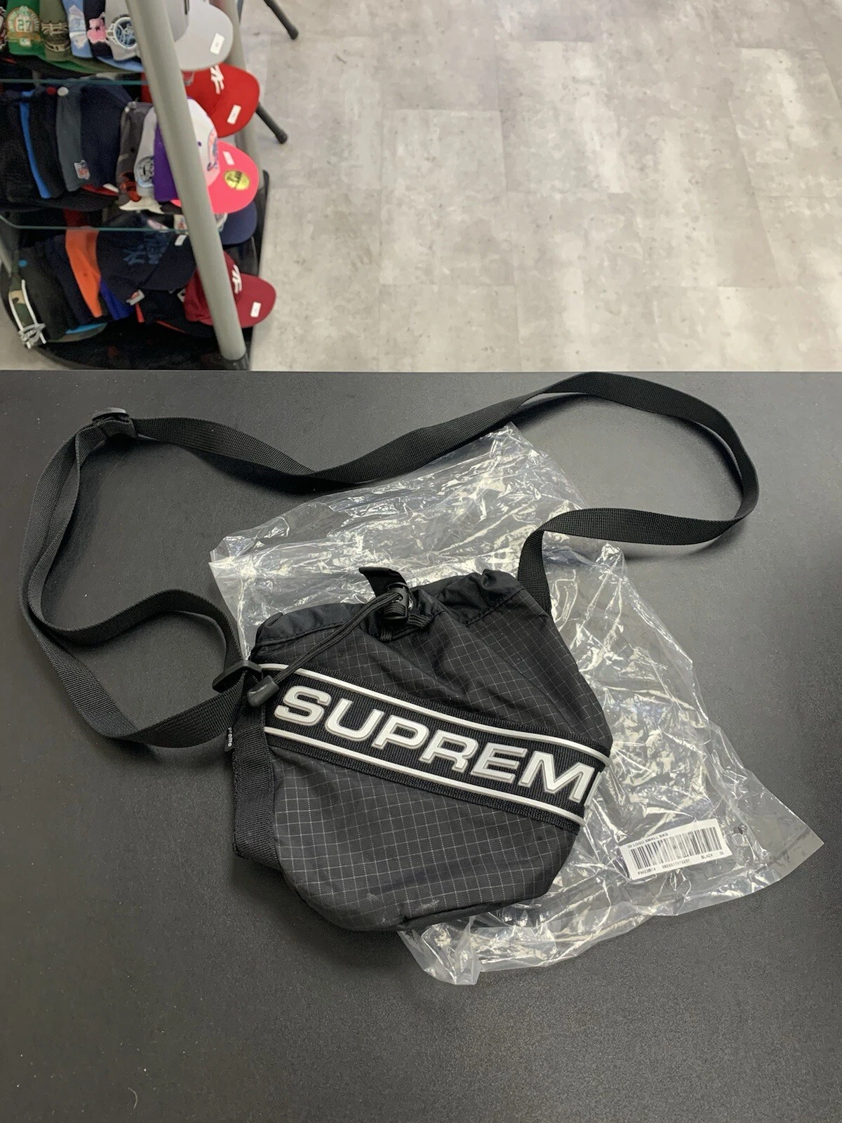 Sac à bandoulière Supreme logo 3D noir FW23 (neuf)