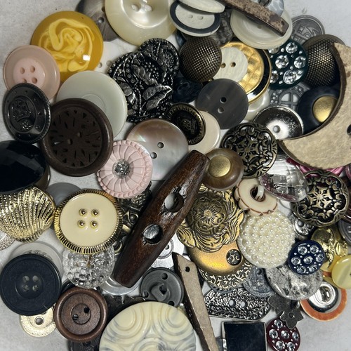 100 VIP Mixed Lot Unique Premium Vintage-Old-New Best Quality Rare Buttons - Picture 4 of 4