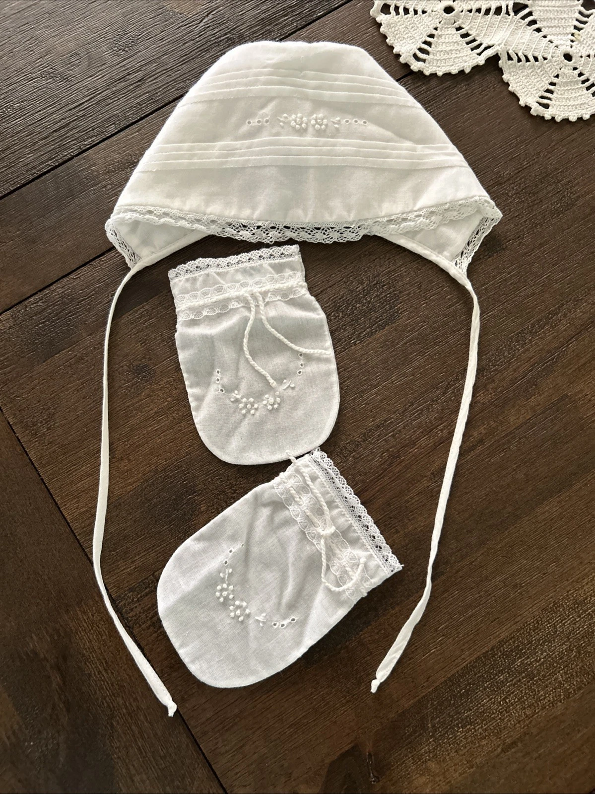Will Beth White Embroidered Lace Trimmed Hat/Bonnet & Scratch Mitts