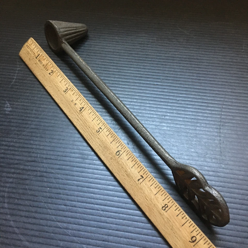 Vintage Anos 90 Ferro Fundido 9” Vela Snuffer Pesado Canelado Formato de Sino com nervuras 9"L - Imagem 2 de 4
