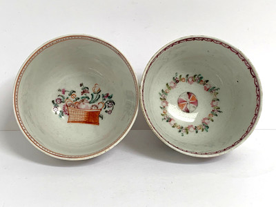 2 antike georgianische New Hall englische Hartpaste Porzellan Teeschalen - Korb