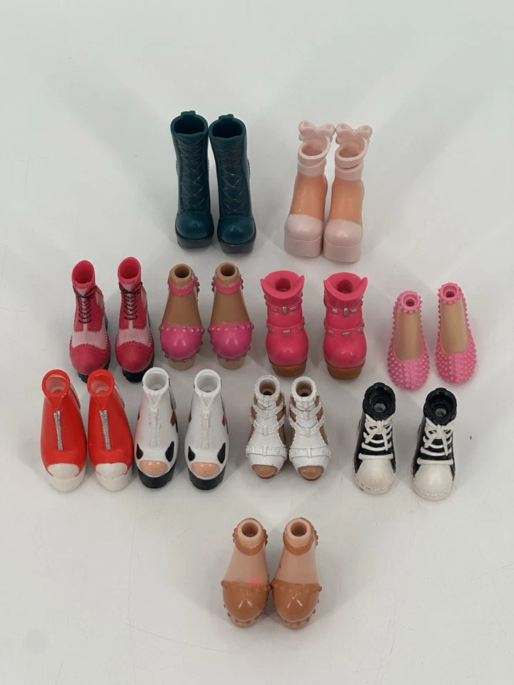 Lote de 11 Zapatos y Botas Muñeca Bratz Pares Combinados Varios Estilos Y2K MGA Foto 2 de 4