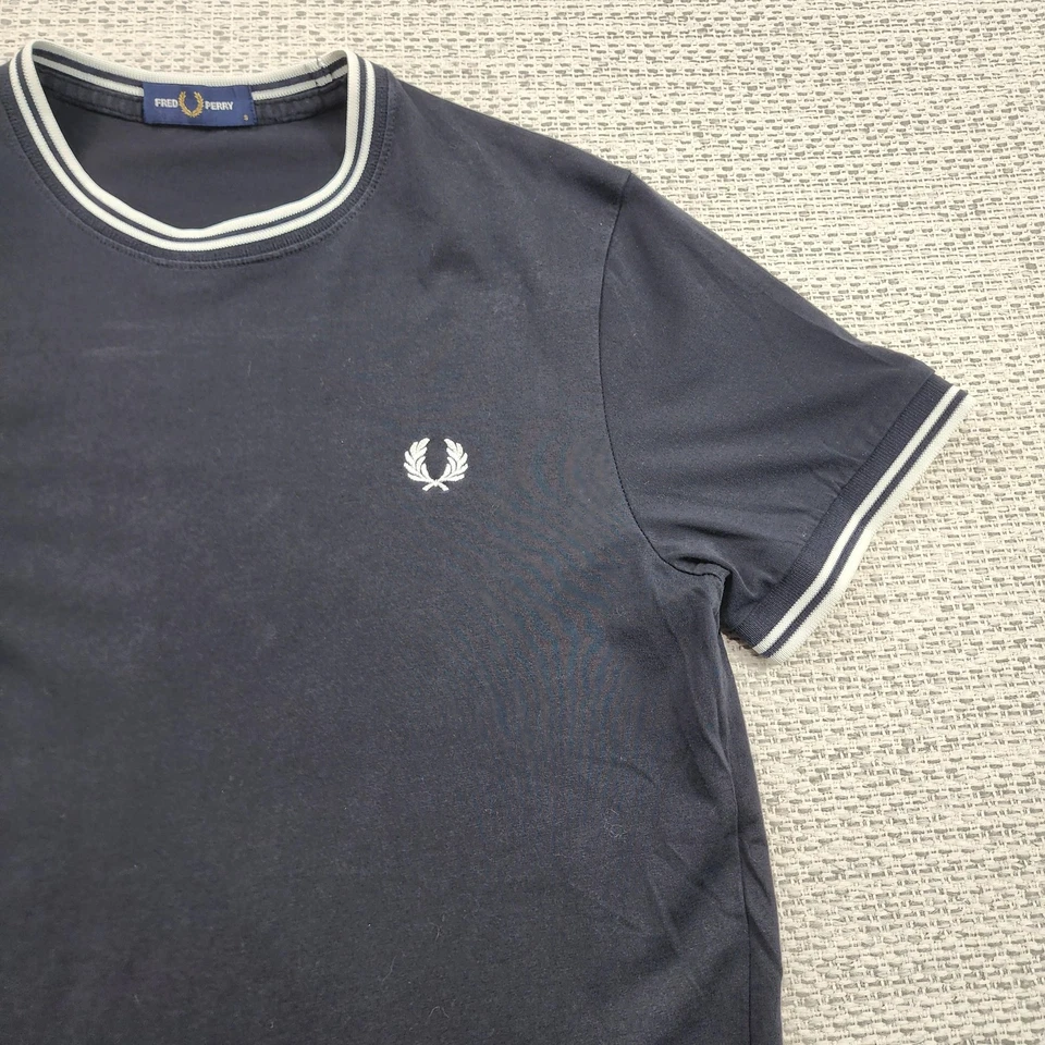 Camisa Fred Perry Para Hombres Pequeña Azul Marino Doble Punta Timbre Algodón Logo Laurel M1588 Foto 2 de 4