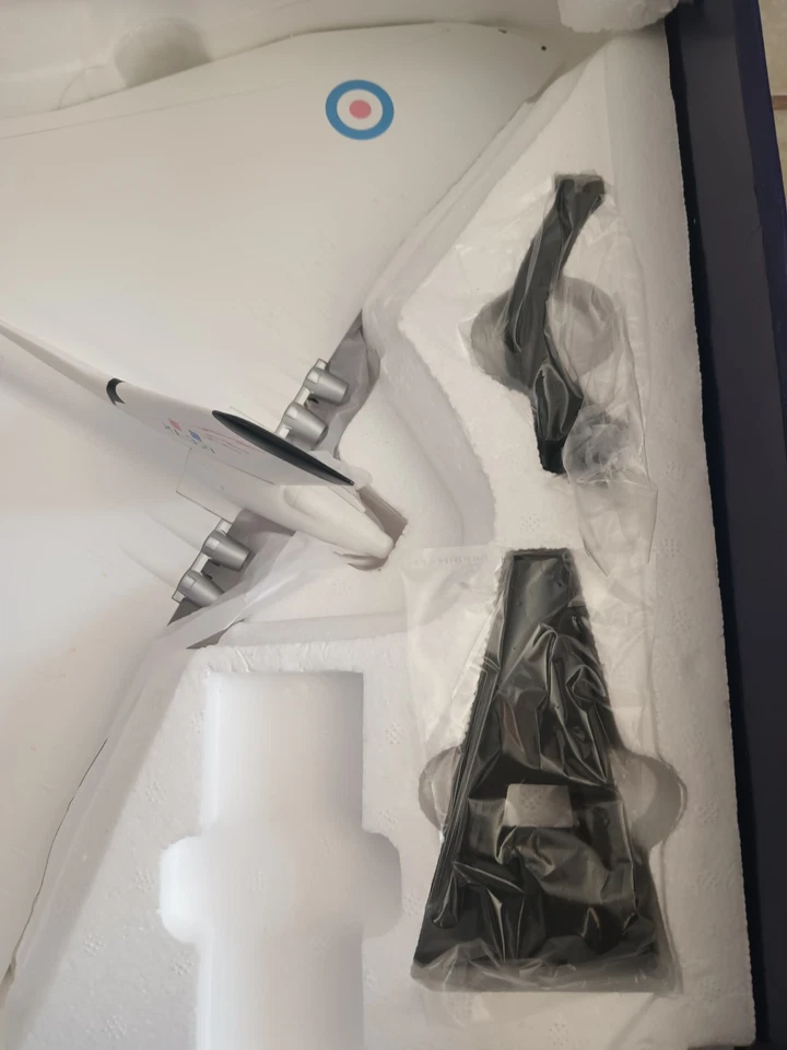 Corgi Avro Vulcan B Mk2 XL321 RAF Scampton 1:72 Diecast AA27202 Limited Edition  - Image 4 of 4