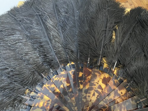 GORGEOUS ANTIQUE BIG HAND FAN . BLACK FEATHERS and FAUX TORTOISE SHELL c 1900 - Picture 2 of 11