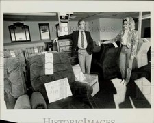 1984 Press Photo Art Madill and Lisa Mullis stand at Furniture Outlet of Monroe