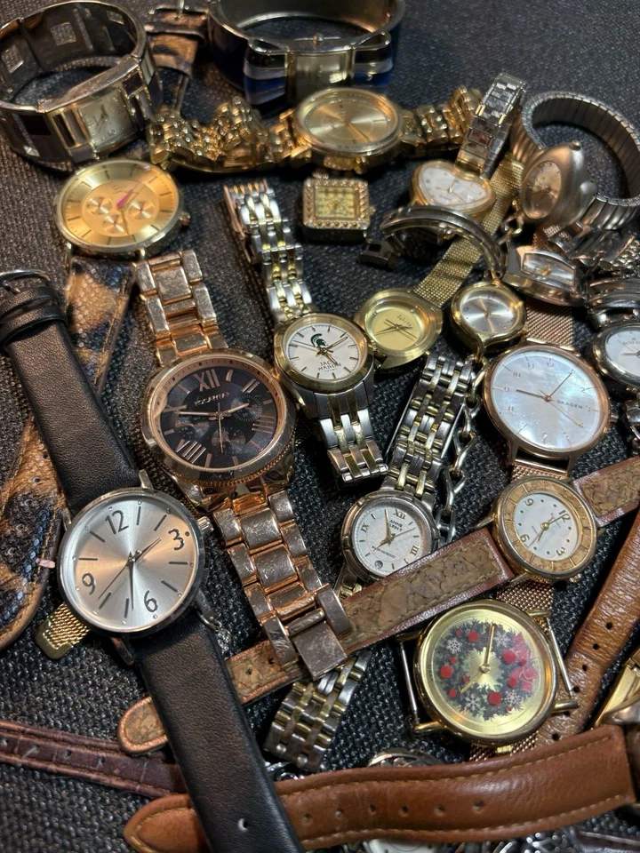 Lote de (25) relojes para mujer sin probar, Fossil, Skagen, Anne Klein, Dakota, Ellen Tracy Foto 4 de 4