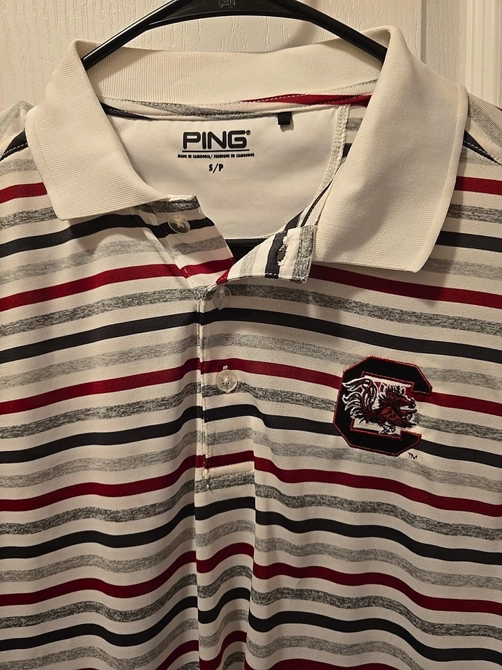 Polo de golf pequeño South Carolina Gamecocks Ping para hombre Foto 2 de 4