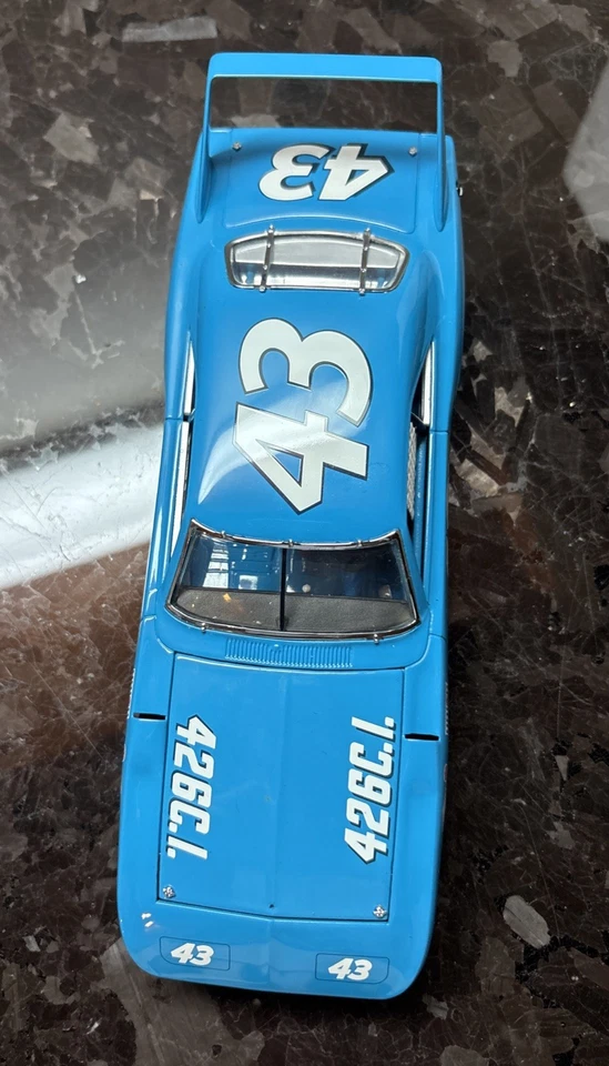 1970 Plymouth Superbird NASCAR Franklin Mint #43 Richard Petty Diecast Car 1/24 - Image 3 of 4