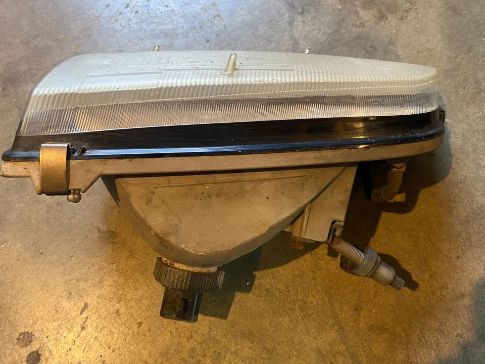 91 92 93 94 1993 FARO CONDUCTOR IZQUIERDO SUZUKI SWIFT 2 PUERTAS CANADA Foto 3 de 4