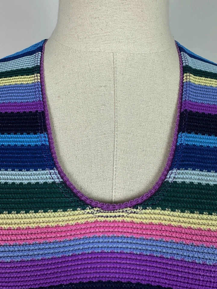 Camiseta sin mangas vintage a rayas para mujer pequeña colorida tono joya tejida texturizada años 90 Y2K Foto 3 de 4