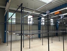 Gro&szlig;es Metall-Kleiderstangensystem / Kleiderlager-Gestell