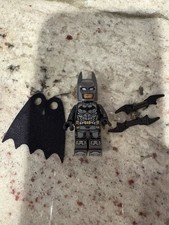 lego batman mini figura 76112 perla gris oscuro armadura