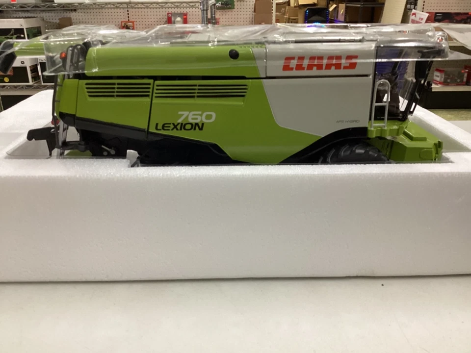 1:32 Wiking Claas Lexion 760 Combine with corn head - Image 2 of 4