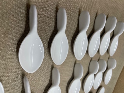 Crate and Barrel Set of 20 Individual Porcelain Spoons Soup Tasting Appetizer - Picture 5 of 18