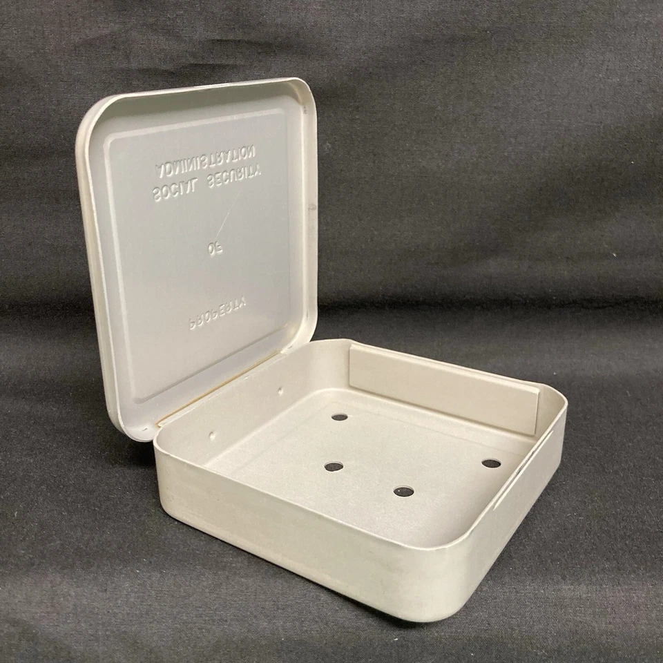 "Caja de hojalata vintage tapa con bisagras propiedad administración del Seguro Social gobierno 4""" Foto 3 de 4