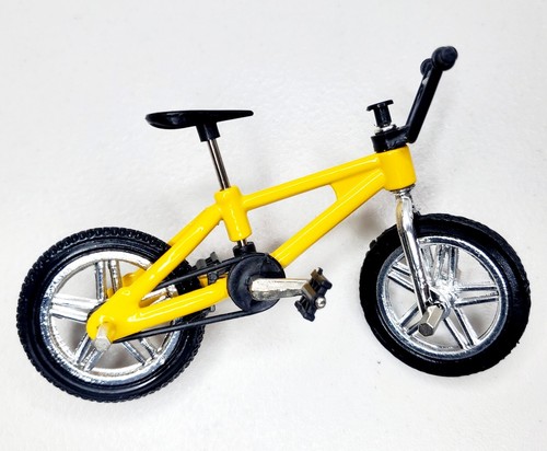 Lot Of 2 Vintage Flick Trix Spin Master BMX Finger Bikes With Extra Red Wheels! - Picture 3 of 6