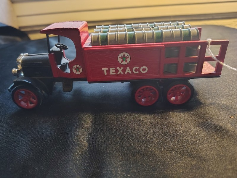 Texaco 1925 Kenworth Stake Truck w/Barrels Collector's Series #9 ERTL 9385 Bank