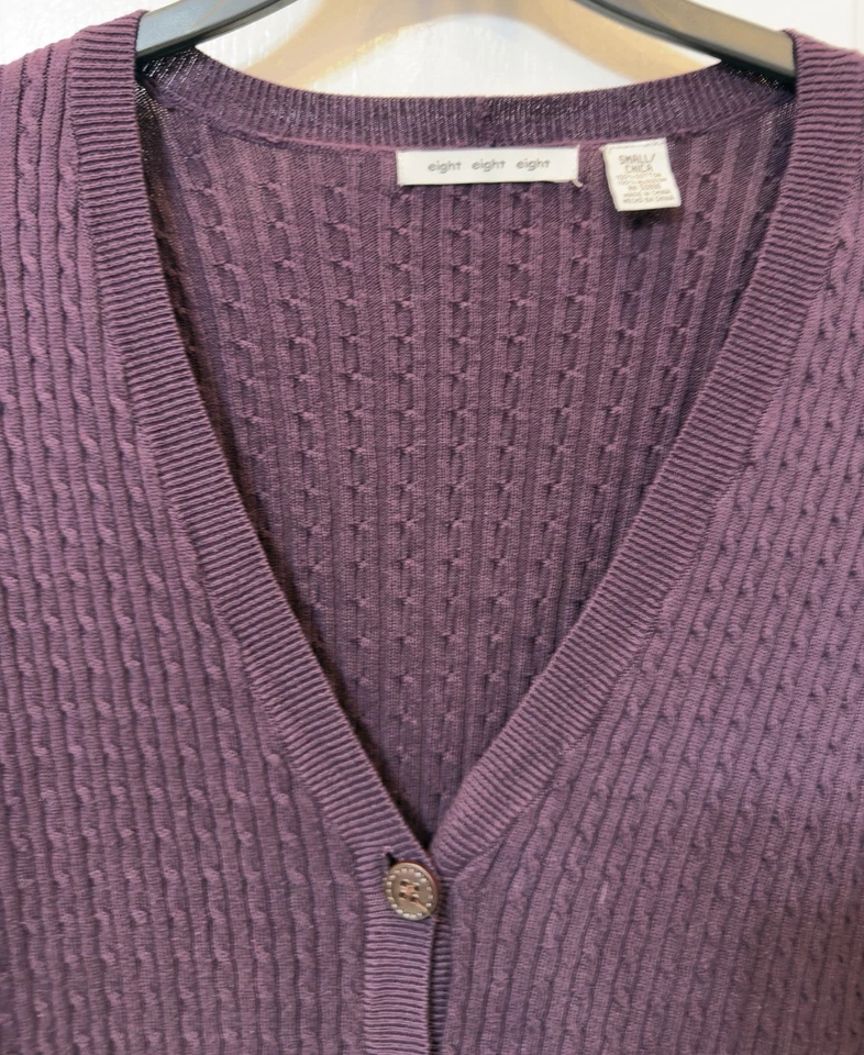 Suéter pequeño Eight Eight púrpura con botones cuello en V para mujer Foto 3 de 4