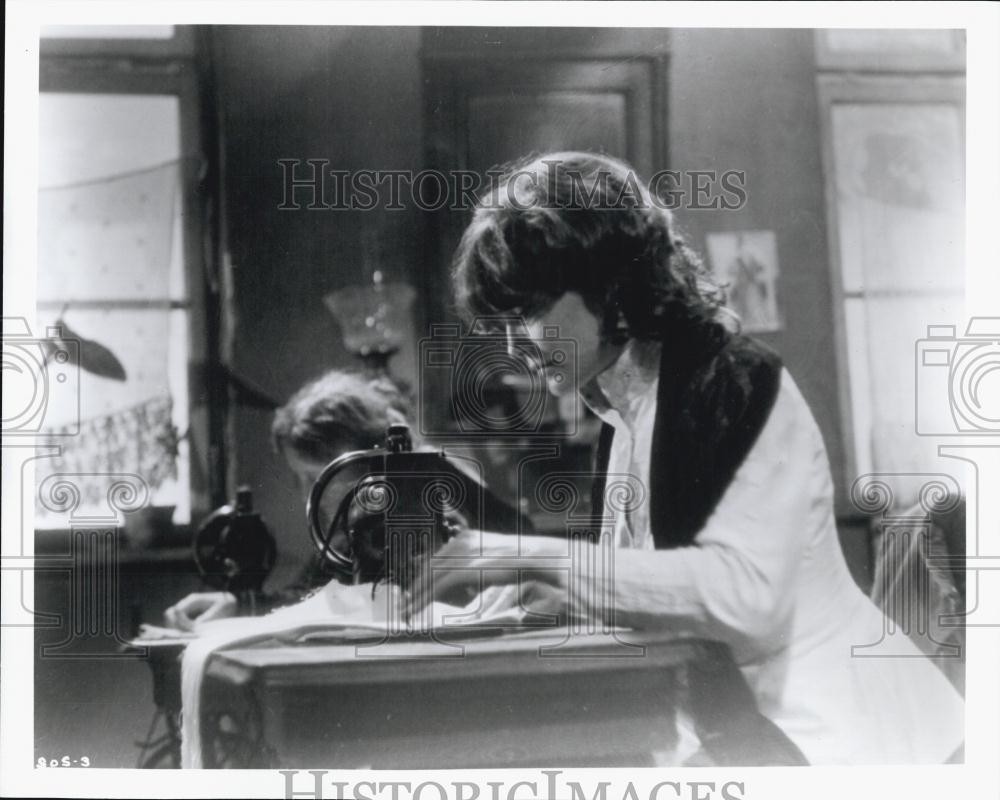 Press Photo Actress Uses Sewing Machine During Scene In Movie - DFPG58823