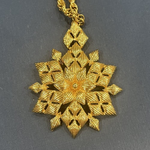 Vintage Signed Monet Gold Tone 13.5" Linked Necklace Stunning Star Pendant Xmas - Picture 5 of 11