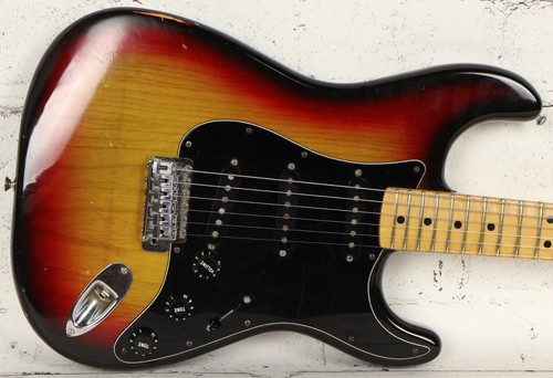 1977 Fender Stratocaster 3-Color Sunburst Electric Guitar w/ Original Case - Picture 7 of 23