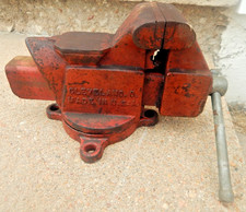 Vintage Columbian D43 1/2 M3 Red Swivel Bench Vise Made in USA Rigid Teeth 4"