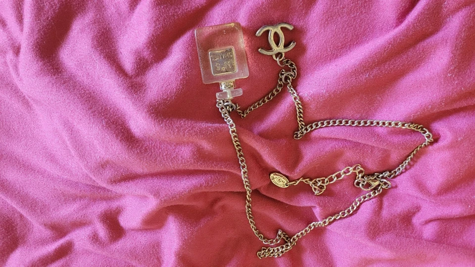 Collar con motivo botella de perfume CHANEL Nº 5 Foto 4 de 4