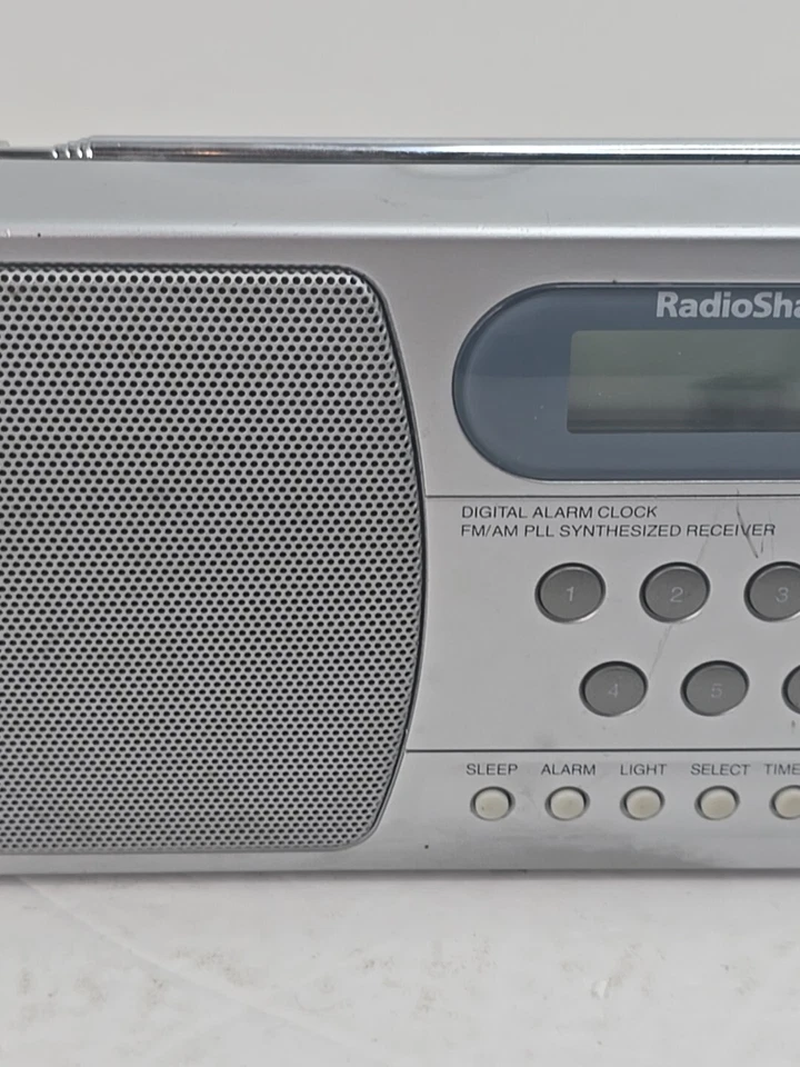 Radio Shack AM/FM Portable Radio Alarm Clock model 12-898 Vintage - Image 3 of 4