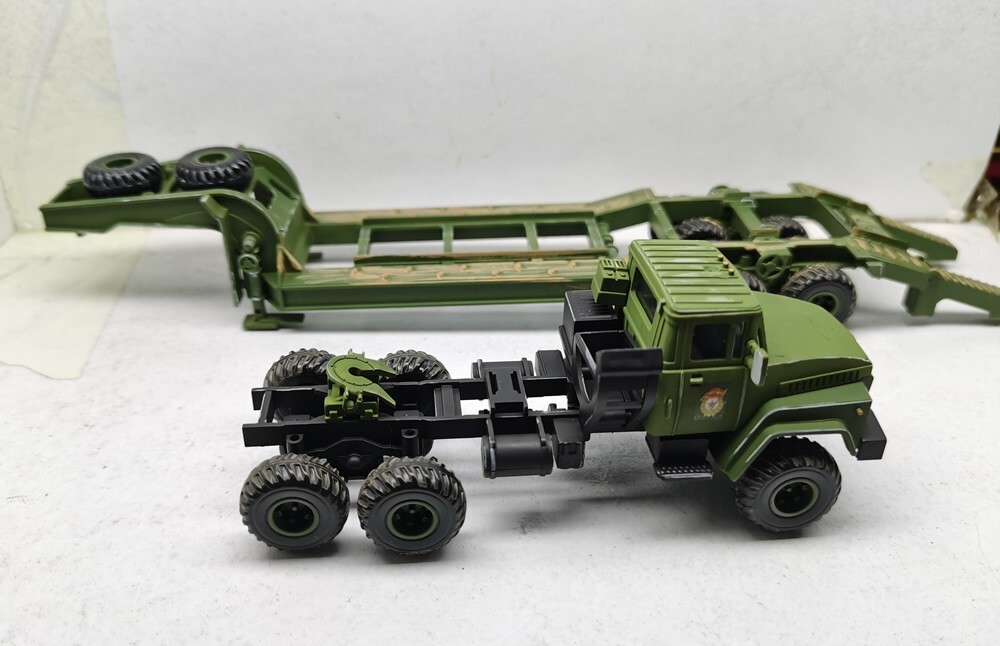 1/35 KrAZ 260 B Modellbausatz - Sowjetische Zugmaschine Mit Tieflader