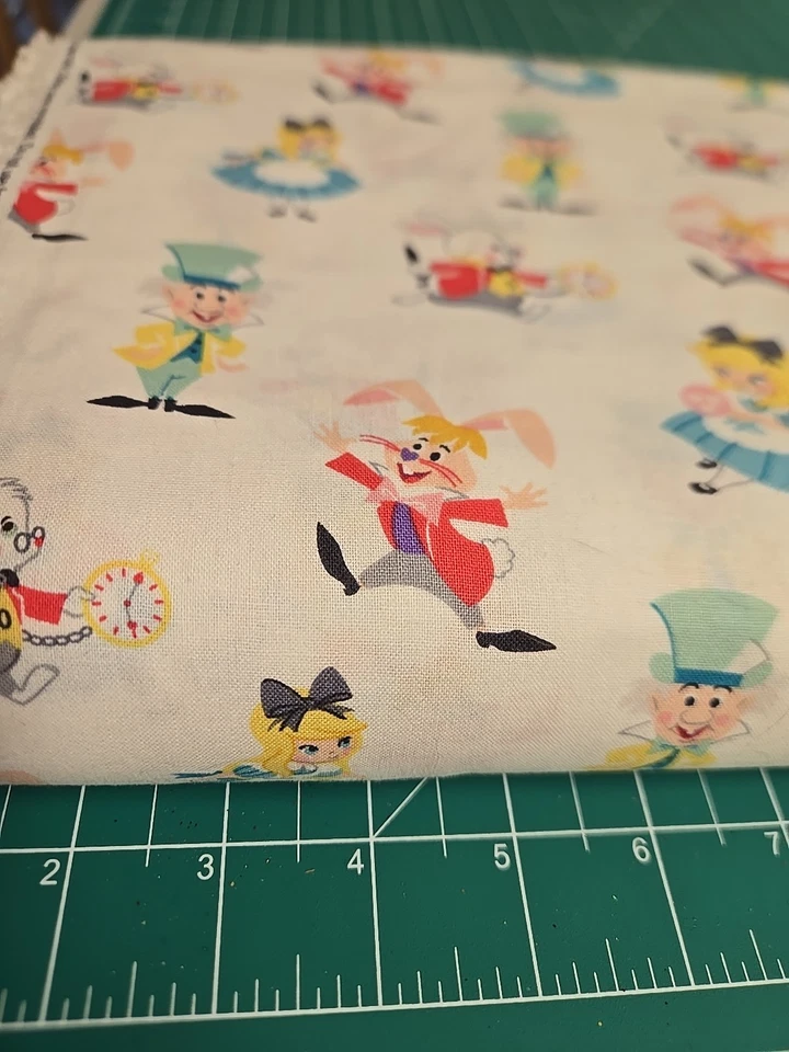TECIDO ALICE FRIENDS BRANCO Disney algodão por meia jarda Chapeleiro Maluco País das Maravilhas - Imagem 2 de 4