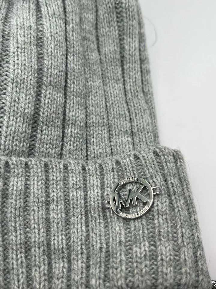 Zapatos de salón/tacones negros Michael Kors con logotipo plateado punta redonda talla 9 + gorro gris pompón Foto 3 de 4